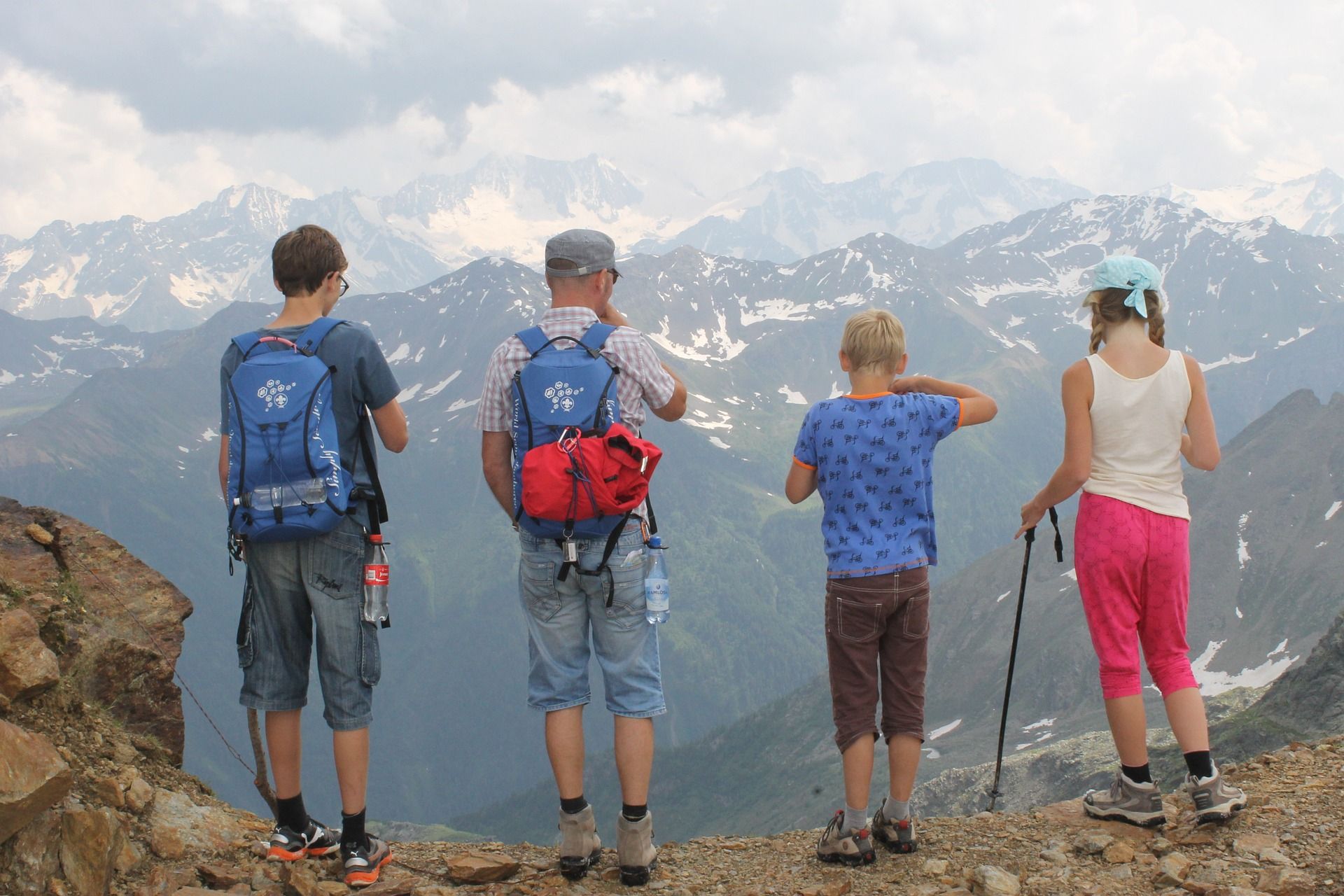 foto de viagem em família aventureira no topo de uma montanha